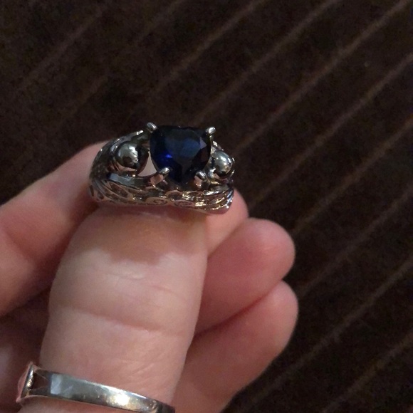 White gold filled 💙 shaped skull ring - Picture 3 of 5